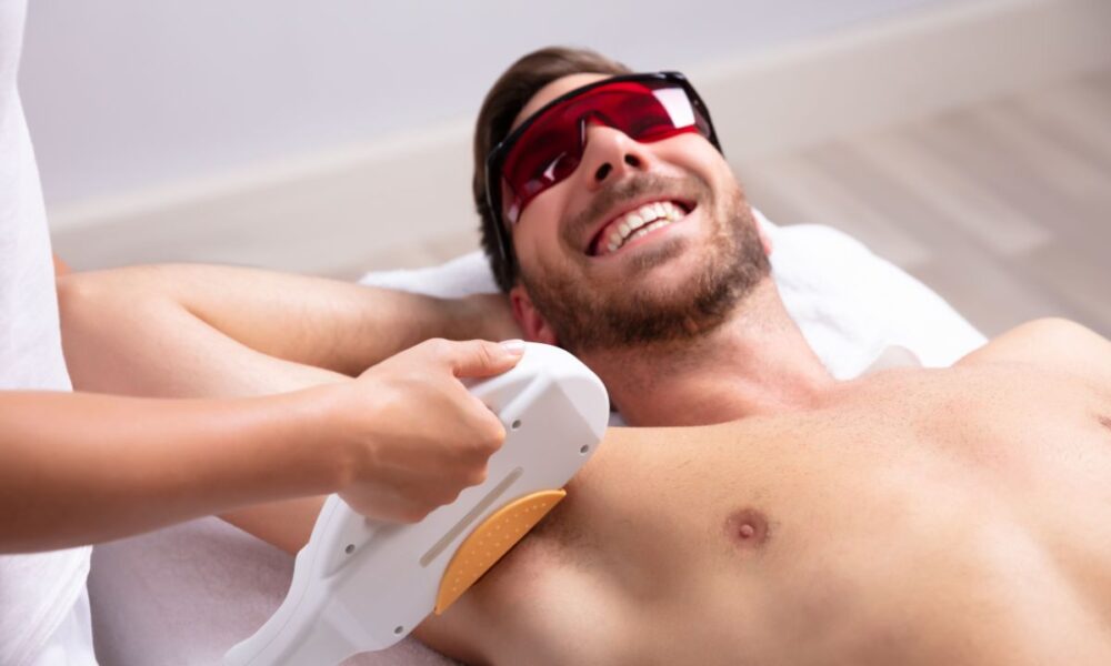 Depilacja laserowa dla mężczyzn: Dlaczego warto rozważyć i jakie są korzyści?