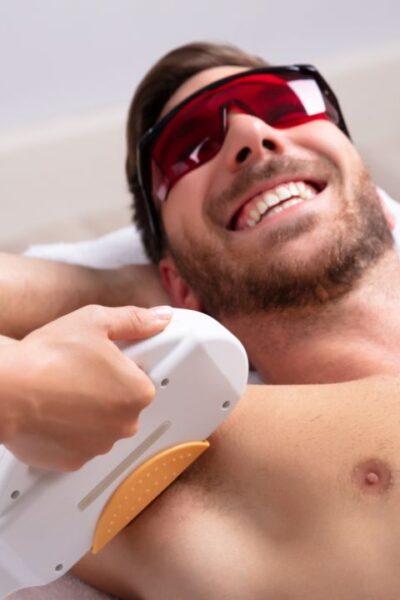 Depilacja laserowa dla mężczyzn: Dlaczego warto rozważyć i jakie są korzyści?