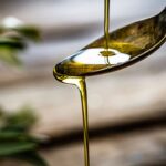 Wykwintne smaki śródziemnomorskiej kuchni: Oliwy z oliwek - czym są różne odmiany i jak je wykorzystać?