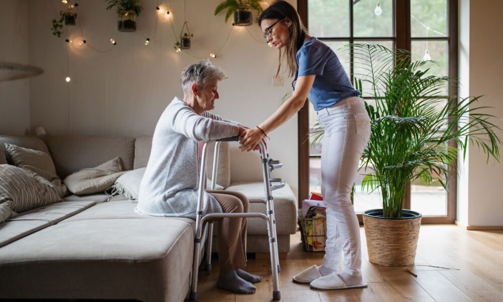 Korzyści z rehabilitacji domowej dla osób starszych