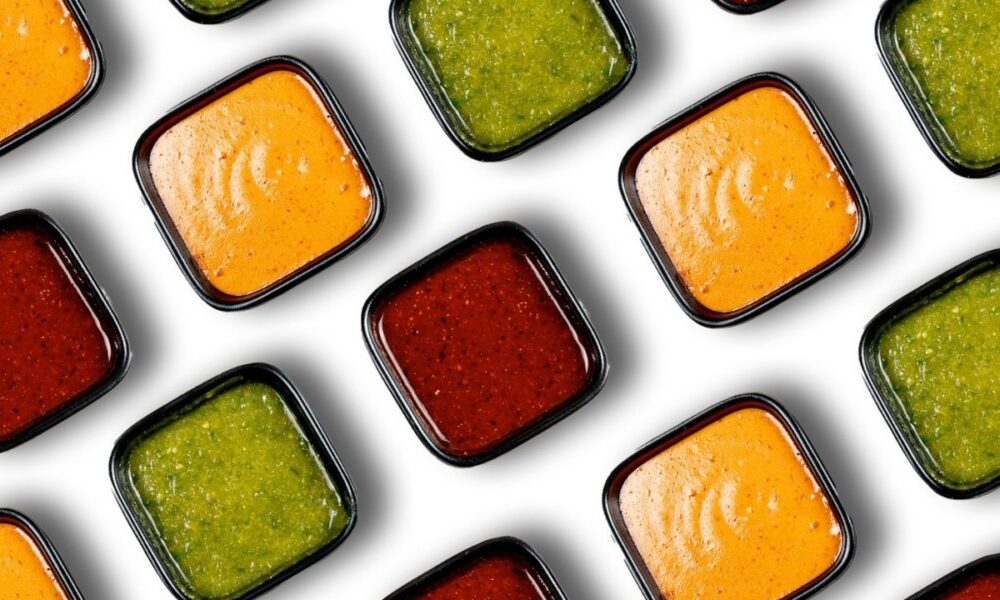 Odkryj różnorodność sosów kiszonych: od tradycyjnych polskich smaków po ostre, egzotyczne inspiracje