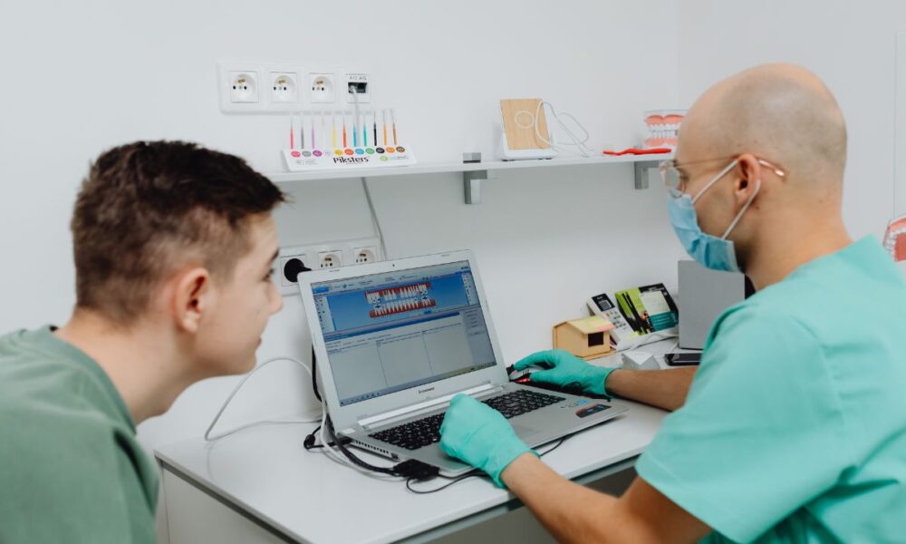 Co to jest cyfrowa stomatologia i jak korzystamy z nowoczesnego sprzętu — tomograf, aparat rentgenowski, plan leczenia