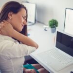 Ból karku od siedzenia przy komputerze: 7 ćwiczeń + kiedy zgłosić się na terapię