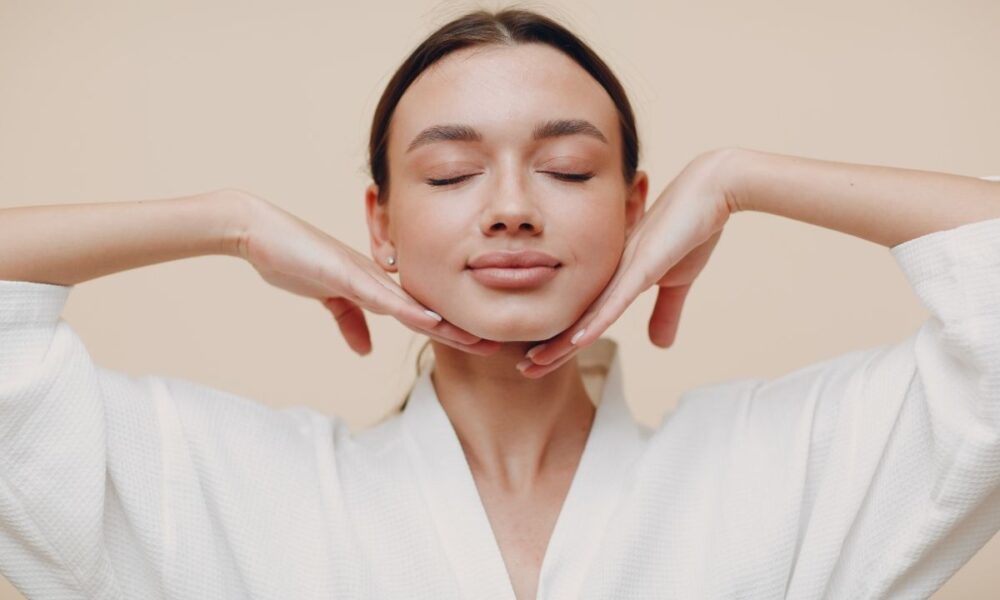 Jak odmłodzić twarz bez skalpela? Top zabiegi anti-aging w gabinecie