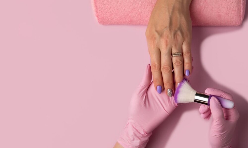 Manicure żelowy vs hybrydowy – co wybrać?
