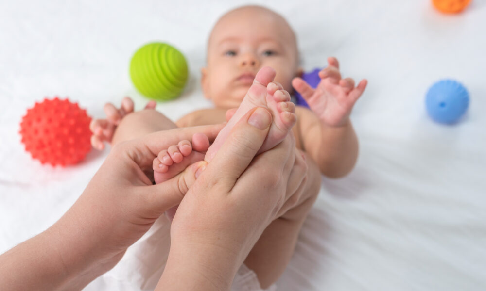 Terapia manualna dla niemowląt i dzieci - jak wspierać rozwój maluchów?